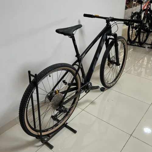 Bici Peretti S.A - SLP - BICICLETA MTB SLP CARBONO RODADO 29 CON HORQUILLA  RIGIDA .Monocasco carbono con sticker al agua bajo barniz .Horquilla SLP  CarbonPro full carbono rígida .Ruedas SLP con