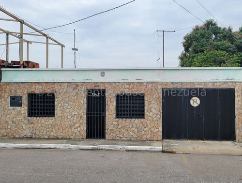 Raiza Suarez Vende Con Una Ubicación Excelente Amplia Casa En El Centro De Barquisimeto, Con Amplio Terreno, Posee El Plus De Contar Con Fluido Eléctrico, Zona  Cercana A Principales Avenidas 24  6948