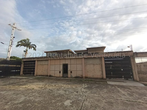 Hermosa Parcela De Terreno De 200 M2 Con Casa Estilo Duplex Construida Sobre Ella De Aproximadamente 160 M2, Su Distribucion Es Concepto Abierto En Obra Gris, Hermosas Vistas En Todos Sus Angulos,