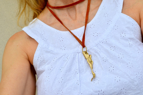 Imagen 2 de 7 de Collar Minimalista Dorado En Bronce Y Cuero, Joya, Cod1