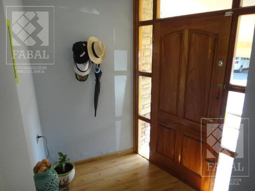 Casa Alquiler O Venta Santa Genoveva, 3 Dormitorios, 3 Baños, Quincho-garaje Y Jardín