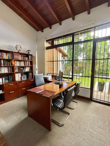 Casa Remodelada De Una Sola Planta Alto Hatillo 2250 M2 Terreno Y 600 M2 Construcción