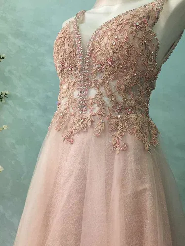 Vestido Largo color Rosa Claro Con Escote Tejido Y Pedreria