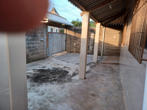 Casa No Interior Com Edícula.