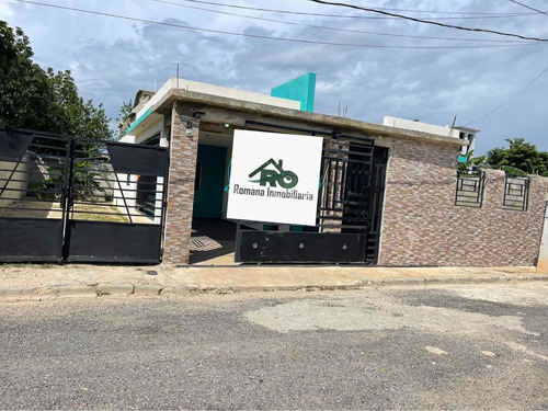 Casa Ubicada En El Residencial Romana Del Oeste, La Romana