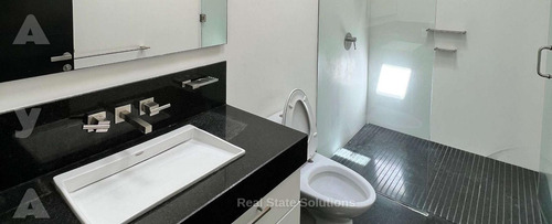 Casa En Venta, 5 Recamaras, Frente Laguna, Jacuzzi, Piscina, Isla Dorada Cancun.