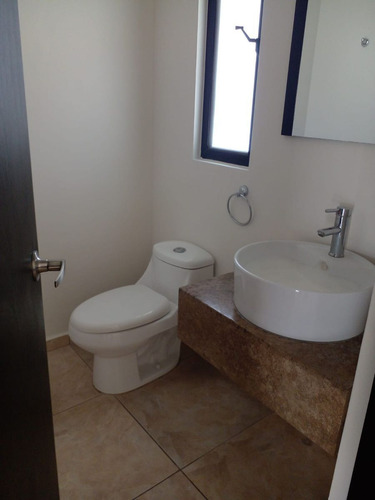 En Venta Casa En Santa Fe Juriquilla, Roof Garden, 4ta Recamara U Oficina..
