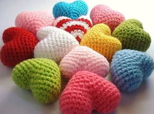 Imagem 1 de 2 de Kit 3 Coraçoes Amigurumi Em Croche 3d Mini Coração Newborn