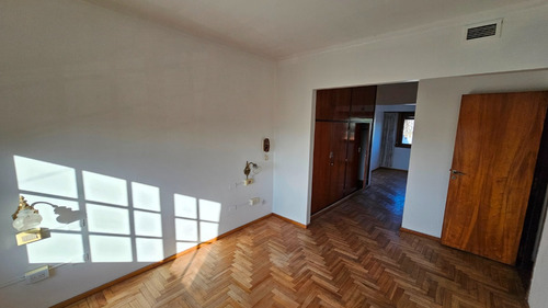En Venta Chalet De 4 Ambientes Con Dependencia . Barrio San Carlos.