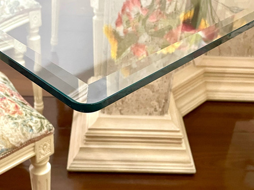 Mesa De Janta Com 8 Cadeiras E Buffet, Estilo Classico. Bege Florido