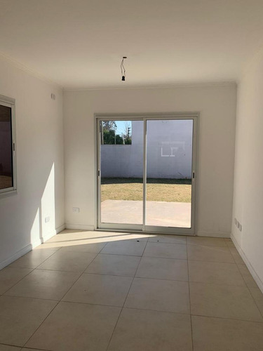 Imagen 5 de 22 de Casas En B° Con Porton Excelente Ubicacion