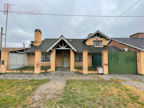 Venta De Casa De 5 Ambientes En Barrio Sarmiento, Luján, Con Garaje Y Pileta.