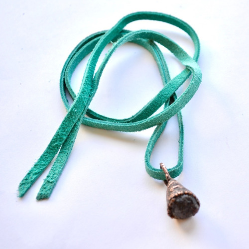 Imagen 2 de 4 de Collar De Piedra Natural Granate, Cobre Y Cuero Turquesa