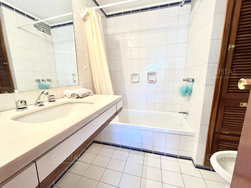 Apartamento En Venta En Edificio Espigon Frente Al Puerto