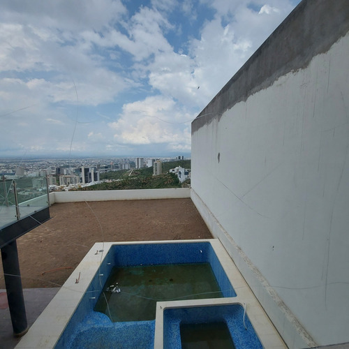 Imagen 13 de 22 de Alberca Y Amplio Jardin Con Vista En El Club De Golf