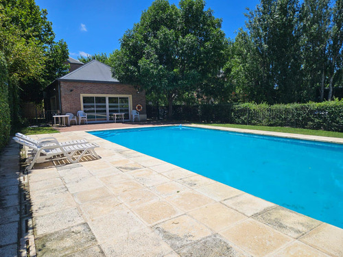 Impecable Triplex Con Jardin En Barrio Cerrado