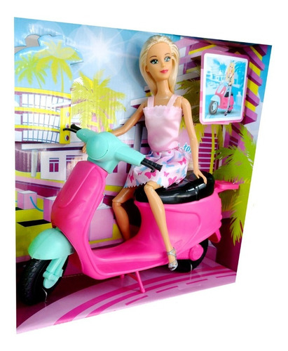 Poppi Kiara y su moto