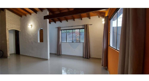 Imagen 9 de 14 de Vendo Casa Con Piscina En Laurelty, Luque: 3 Habitaciones