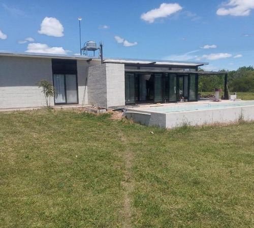 Casa 3 Dormitorios, 2 Baños, Piscina Y Amplio Parque