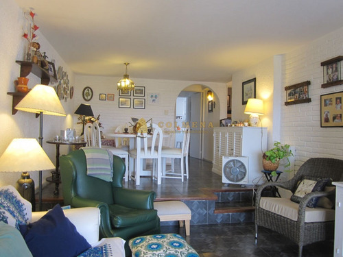 Apartamento En Muy Buena Ubicacion, De 2 Dor, 2 Baños Con Balcon Con Parrillero Con Linda Vista. Consulte!!!!!!!!- Ref: 1991