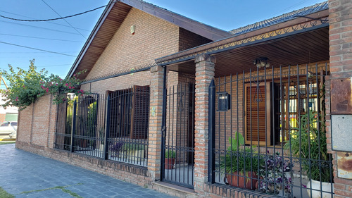 Venta - Chalet 5 Ambientes C/parque Y Garage! Banfield