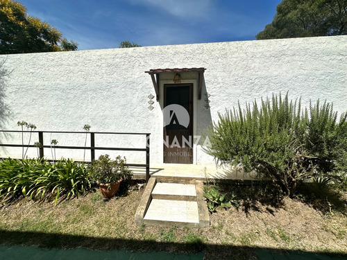 Casas En Venta En Playa Hermosa, Piriápolis. 2 Propiedades En Un Padrón. Cercada Perimetralmente.