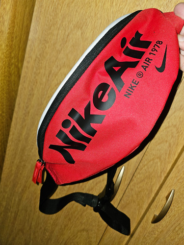 Riñonera Nike Rojo Lisa (Usado)
