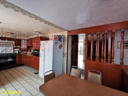 Casa De 215m2t / 347m2c / 4r / 3.5b / 1a / Vigilancia