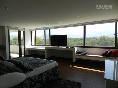 Casa En Venta De 5 Dormitorios En Colina