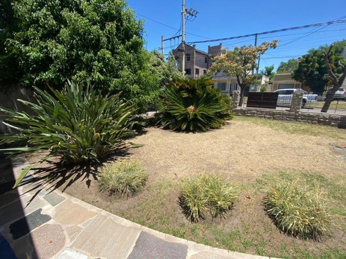 Imagen 2 de 15 de Hermosa Propiedad Sobre Gran Lote En Zona Residencial