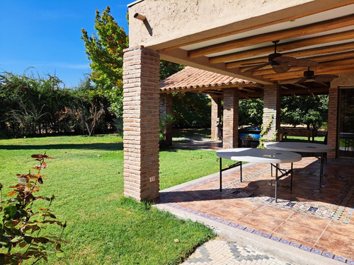 Hermosa Casa Provenzal, Con Lindo Jardín. Chicureo Poniente.