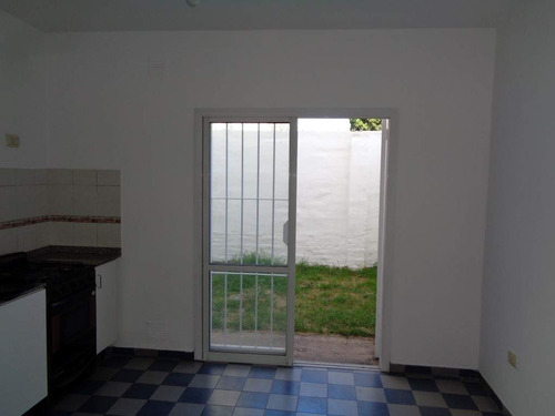 Barrio Alta Córdoba - Casa De 2 Dormitorios, Amplia Y Luminosa Con Cochera Cubierta, Cocina Comedor, 2 Baños Y Patio Con Césped