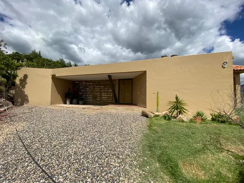 Casa En Venta En Alto De Los Migueles. Cod V1106