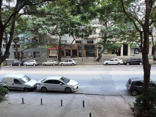 Apartamento Al Frente Sobre Av. Del Libertador !!