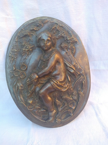 Antiguo Adorno De Bronce Oval Figura Niño 31 X 24 Cm