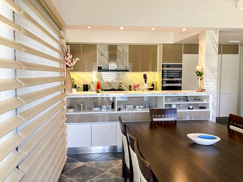 Imagen 4 de 11 de Venta De Imponente Casa, Saint Thomas Norte, Canning.