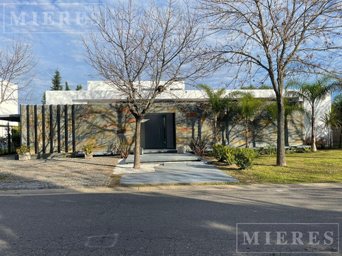 Casa En Venta Desarrollada En Una Sola Planta En Santa Catalina, Villanueva.