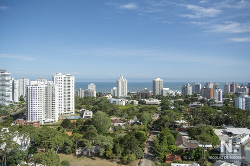 Departamento De 1 Y Medio Dormitorios En Venta, Punta Del Este