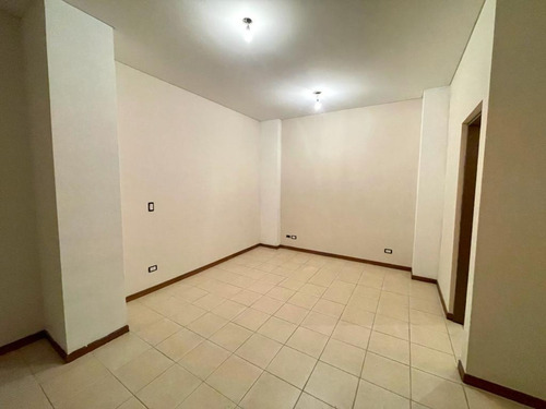 Imagen 5 de 13 de Venta · Deposito/oficina En Galería La Comedia