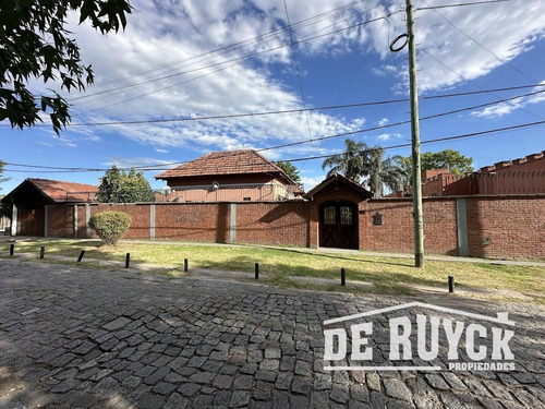 Casa Desarrollada En Una Sola Planta Sobre Amplio Lote