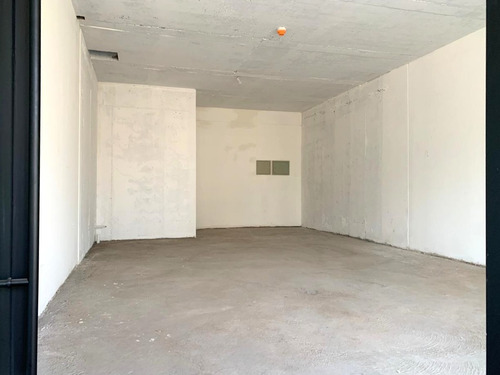 A Estrenar, Local Nuevo: Útil 44m2, Terraza 29 M2. Metro.