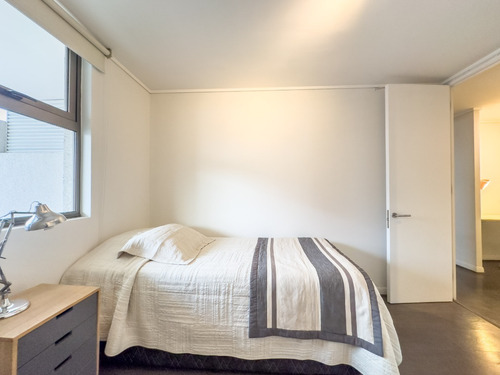 Piso Alto, 2 Dorms + Escritorio, Vista Y Full Amoblado