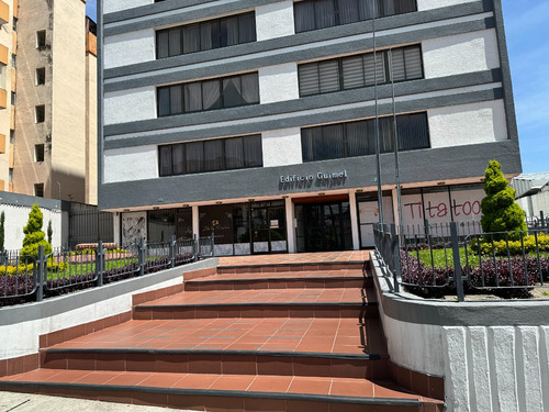 Amplio Departamento De 145 M2 Ofrece El Equilibrio Perfecto Entre Espacio, Ubicación Y Estilo Clásico.