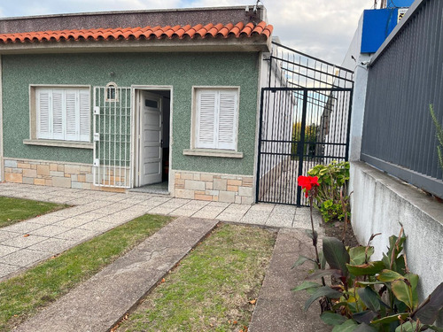 Dueño Vende Casa En Muy Buen Estado Y Con Gran Terreno, En La Zona De Malvín Norte, Sobre La Calle Dr. Alejandro Gallinal