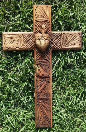 Cruz De Madera De 60cm Grabada Con Corazón Espinado