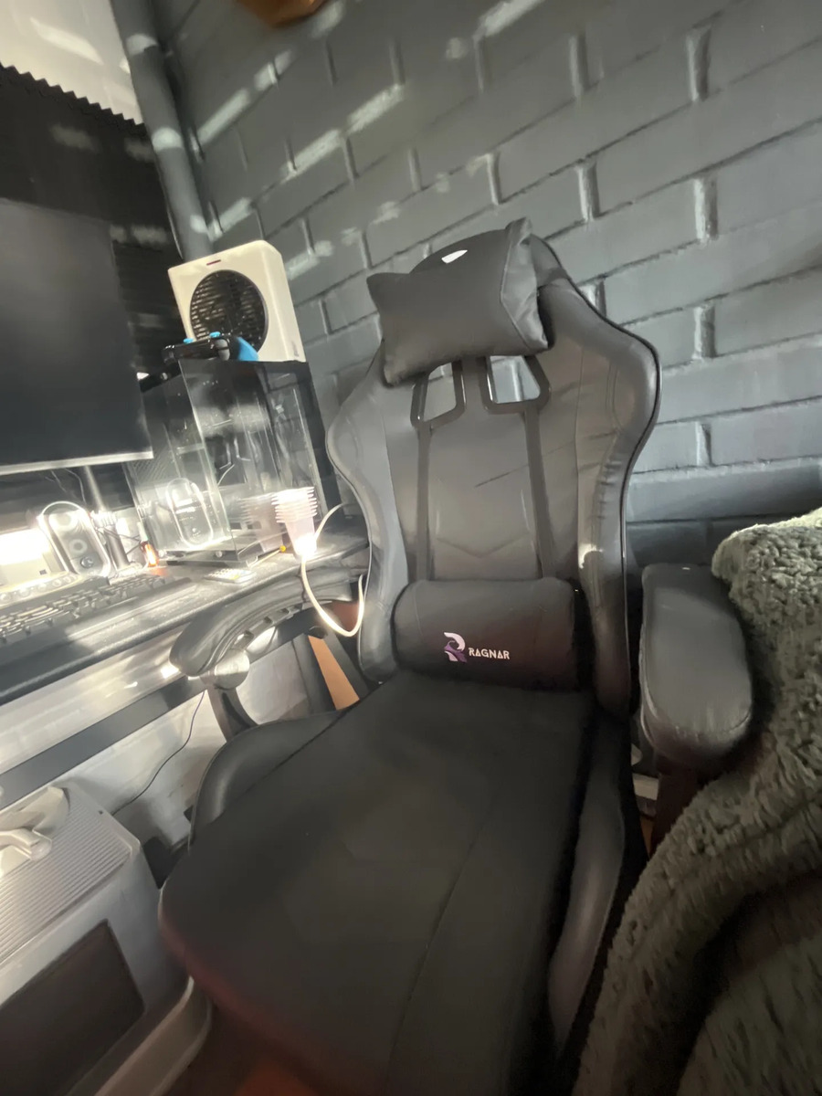 Foto real de Silla Gamer Negra De Escritorio Con Reposapiés Marca Ragnar
