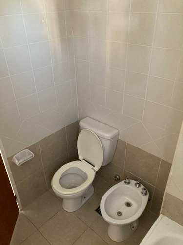 Alquiler. Departamento 1 Dormitorio. Balcón. Amplio. 1º De Mayo Y Viamonte. Bien Equipado