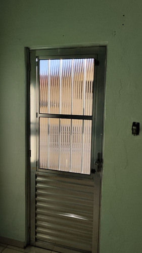 Casa De Três Quartos E Dois Banheiros Com Edícula