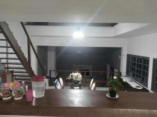 Casa 4 Quartos, 3 Banheiros, 2 Salas.