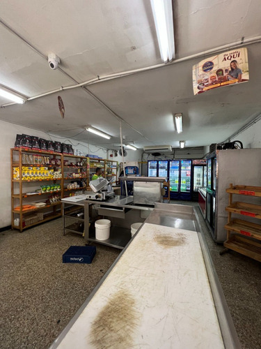 Se Vende Local 142m2. Quinta Crespo.